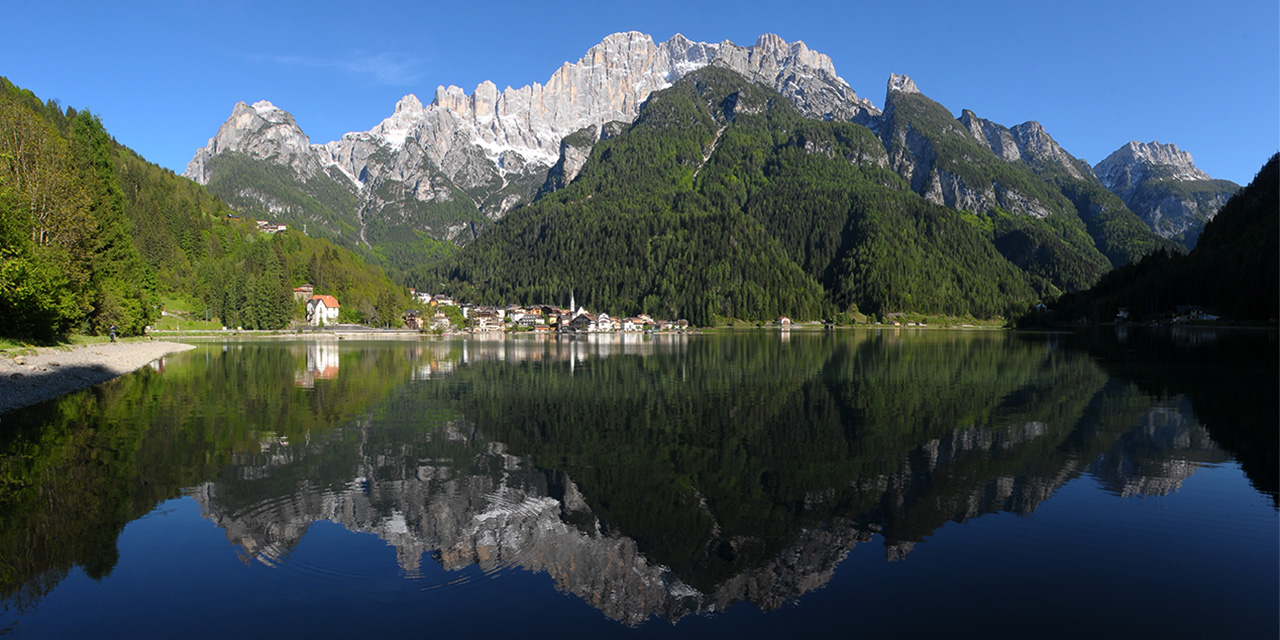Panorama sul lago di Alleghe con il monte Civetta specchiatoBeautiful view of Lake Alleghe