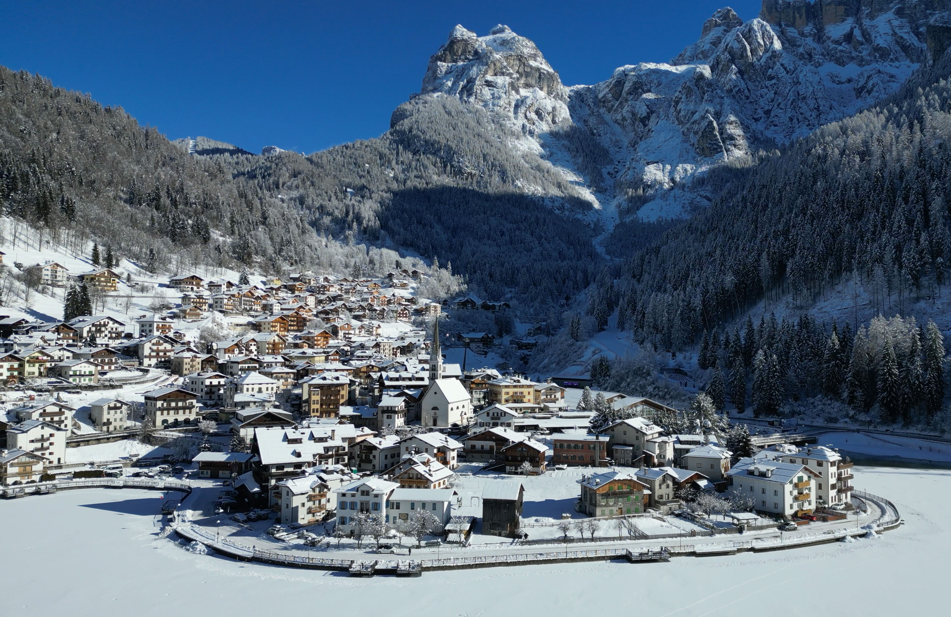 Panorama di Alleghe in inverno