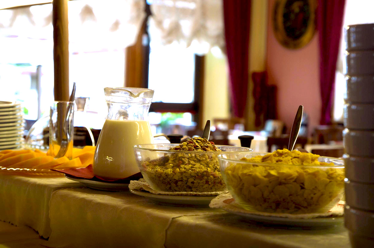 Ristorante - primo piano sul buffet di colazione