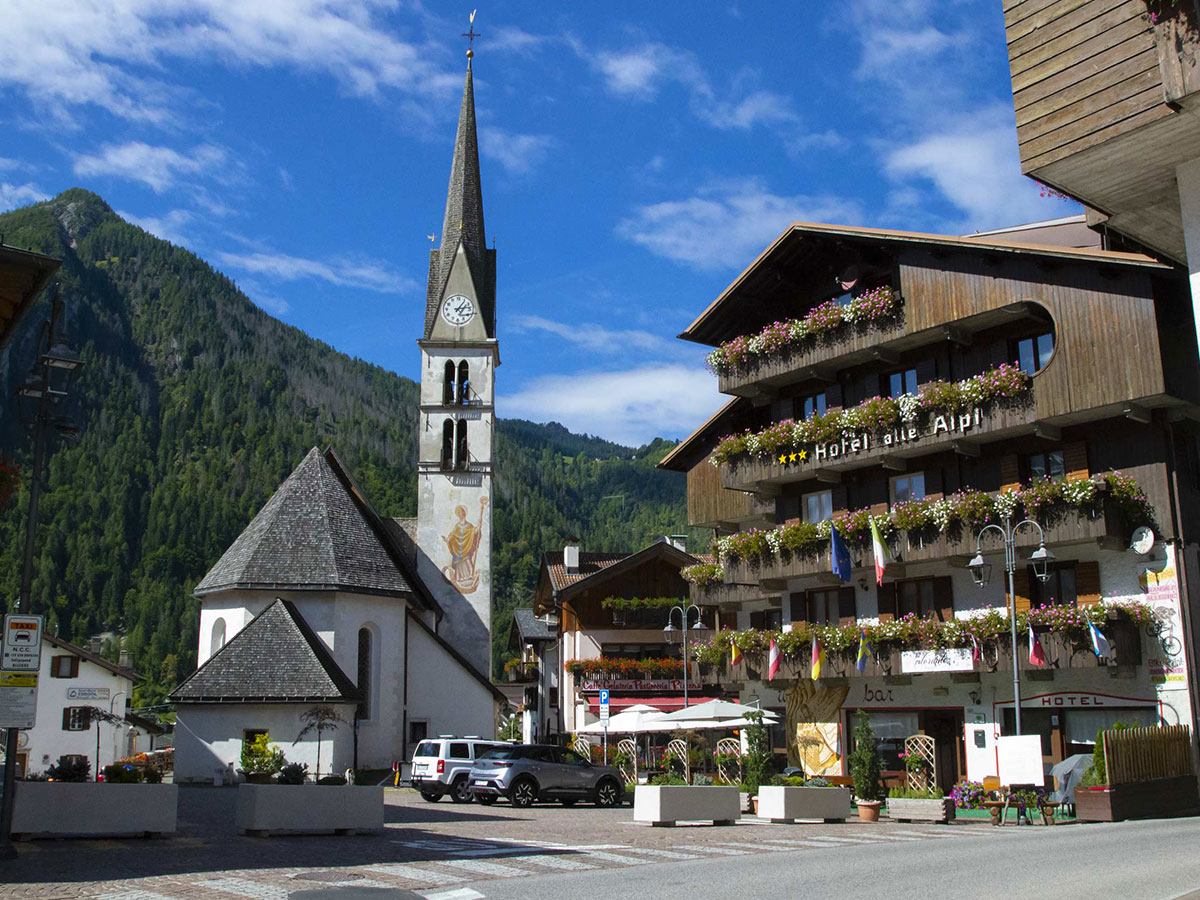 Vista della piazza di Alleghe, con l'hotel e la chiesa