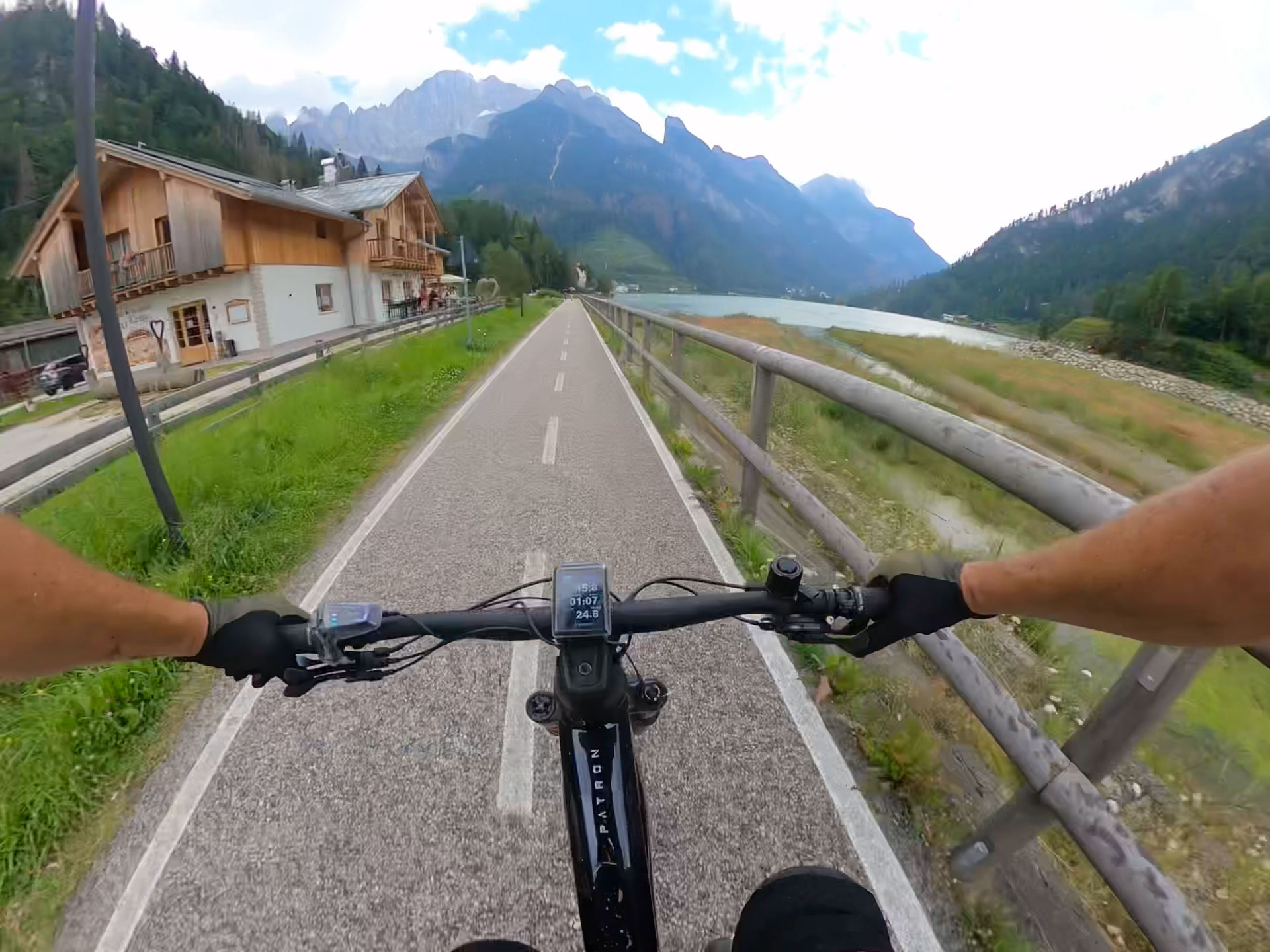 In bicicletta intorno al lago