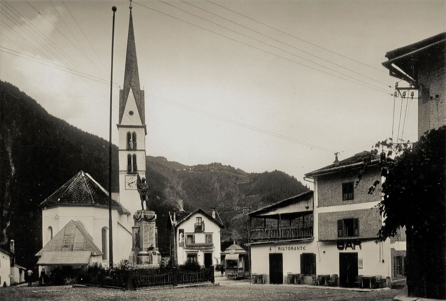 Foto antica dell'Albergo alle Alpi ad Alleghe
