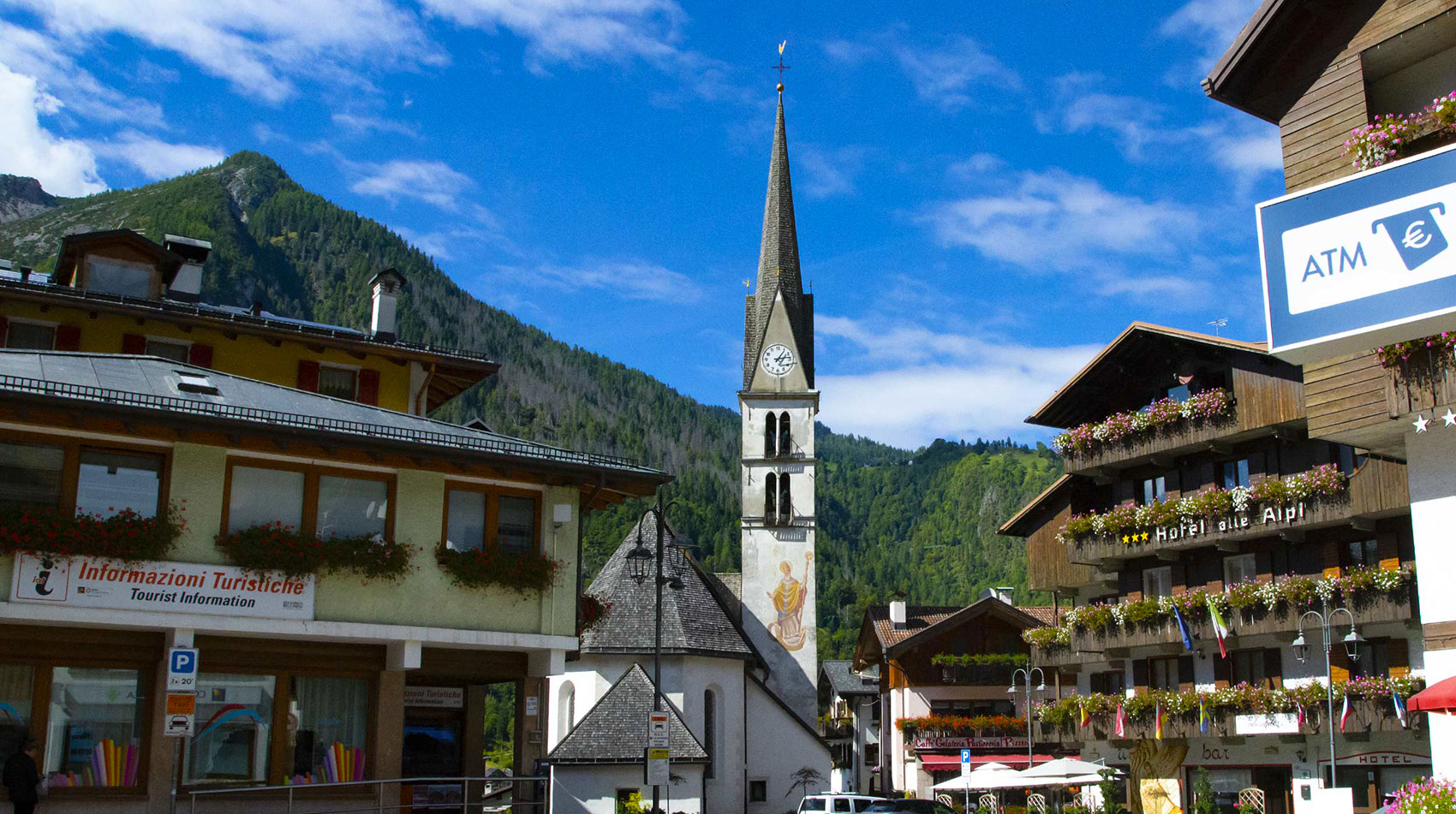 Vista della piazza centrale di Alleghe con la chiesa e l'Hotel alle Alpi